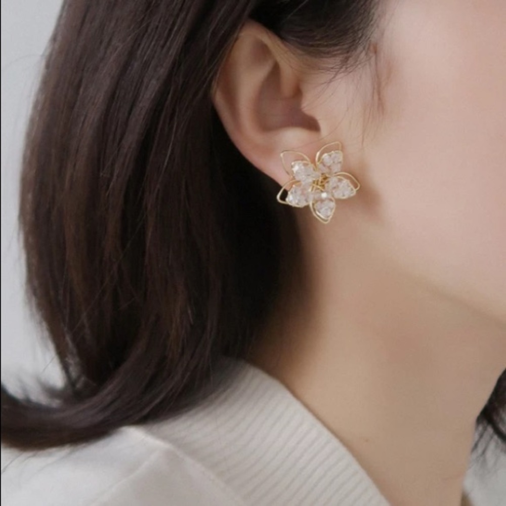 🌟 Beautiful Crystals Flower Earrings Stud Gold Plated - Picture 3 of 4